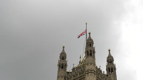 Toma-De-La-Cima-De-La-Torre-Victoria,-Casas-Del-Parlamento-Con-Nubes-Detrás