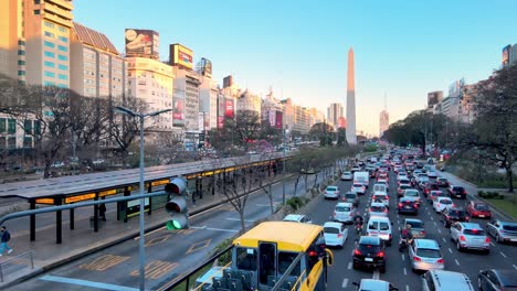 Tráfico-De-Hora-Punta-A-Lo-Largo-De-La-Avenida-9-De-Julio-Buenos-Aires,-Argentina