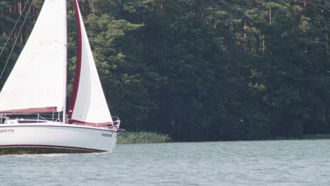 Segelboot-Auf-Dem-Wdzydze-see-In-Polen---Breit,-Statisch