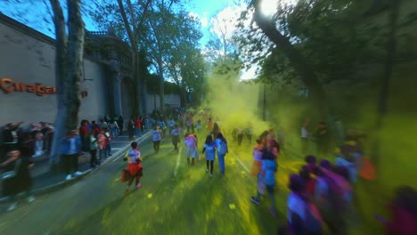 Vuelo-Aéreo-Sobre-La-Multitud-De-Personas-En-El-Festival-Holi-De-Colores