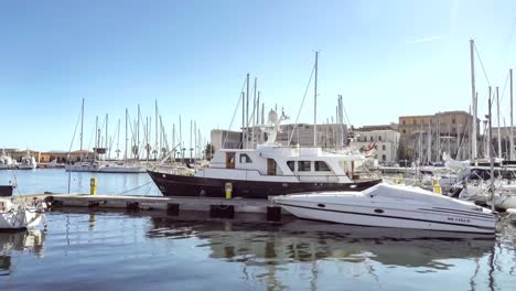 Puerto-De-Palermo-Cerca-Del-Castello-A-Mare-Con-Varios-Yates-Y-Barcos-De-Lujo-Y-Reflejos-De-Agua