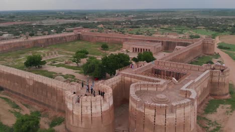 Die-Drohnenbewegung-Rückwärts-Macht-Eine-Weitwinkelaufnahme-Des-Umerkot-Forts-Mit-Seiner-Umgebung-In-Sindh,-Pakistan