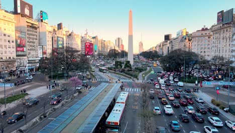 Vista-Aérea---Flujo-De-Tráfico-A-Lo-Largo-De-La-Avenida-Más-Ancha-Del-Mundo,-Buenos-Aires