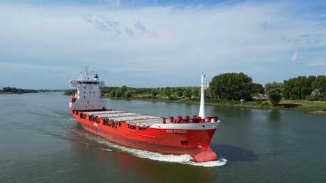 Luftflug-über-Den-Vorderen-Bug-Des-Stolzen-Frachtschiffs-A2b,-Das-Entlang-Der-Oude-Maas-In-Zwijndrecht-Segelt