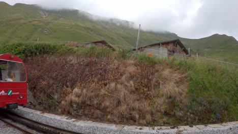 Los-Turistas-Saludan-Desde-El-Tren-De-Cremallera-Brienz-Rothorn-Vintage,-Suiza