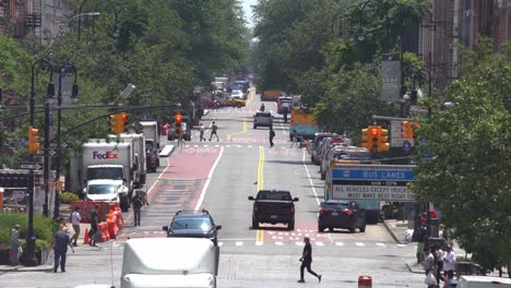 Blick-Auf-Die-Straße-Von-New-York-Zu-Einer-Geschäftigen-Zeit-Des-Tages