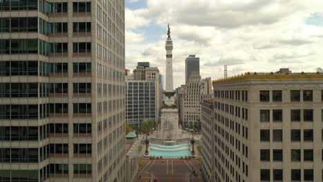 4k-Drone-Indianapolis-Indiana-Monumento-Histórico-Volar-A-Través-Del-Horizonte-Centro-Ciudad-Medio-Oeste-Paisaje-Urbano