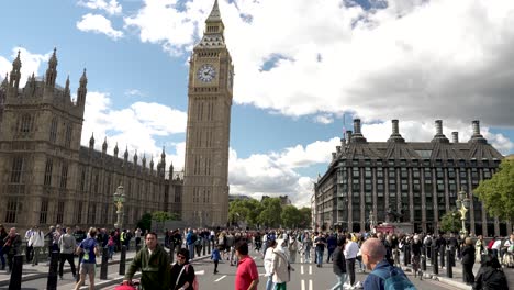 Vista-En-Cámara-Lenta-De-La-Gente-Caminando-Frente-Al-Hito-Popular-De-Big-Ben-London