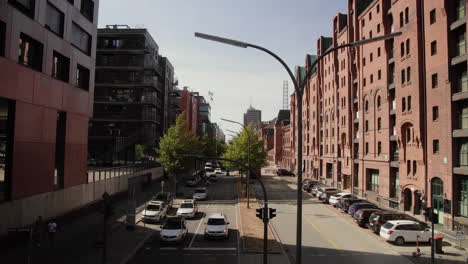 Tráfico-En-Sandtorkai-En-Hafencity-Vista-Desde-Kibbelsteg