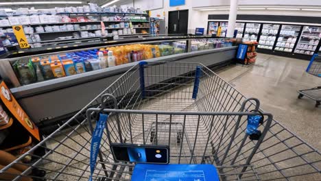 Punto-De-Vista-Mientras-Empuja-Un-Carrito-A-Través-De-Walmart-Más-Allá-Del-Almacenamiento-Refrigerado-De-Productos-Lácteos