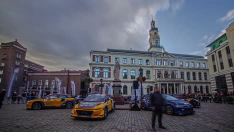 Tiro-De-Lapso-De-Tiempo-Del-Coche-De-Carreras-Estacionado-Frente-A-Un-Antiguo-Edificio-Histórico-En-Riga,-Letonia-Durante-El-Campeonato-Mundial-De-Rally-Cross-Rx-En-Un-Día-Nublado