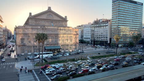 Verkehr-Außerhalb-Des-Columbus-Theater-Buenos-Aires-Luftverfolgung-Nach-Vorn