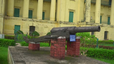 El-Monumento-Hazarduari-En-Murshidabad,-Perteneciente-Al-Estudio-Arqueológico-De-La-India,-Fue-Construido-Por-Nawab-Nazim-Humayun-Jha-En-1829-Ad