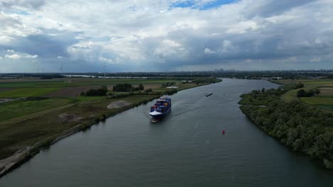 Vista-Aérea-Del-Buque-Portacontenedores-Bg-Onyx-Acercándose-A-Lo-Largo-De-Oude-Maas-A-Través-De-Zwijndrecht-En-El-Fondo