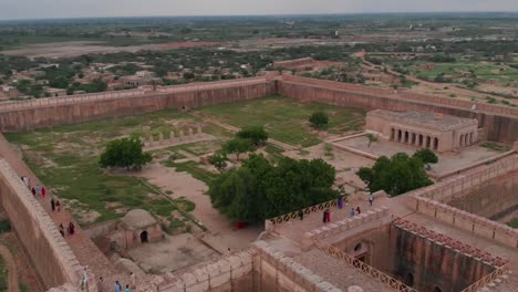 Luftflug-über-Umarkot-Fort-In-Sindh,-Pakistan