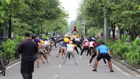 Indonesia---2-De-Octubre-De-2022:-La-Gente-De-Yogyakarta-Hace-Gimnasia-Juntos-Por-La-Mañana-En-La-Calle-Malioboro