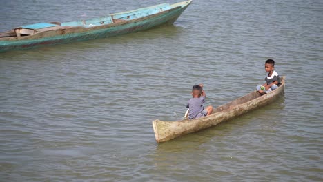 Kinder,-Die-Mit-Dem-Boot-Am-Strand-Spielen