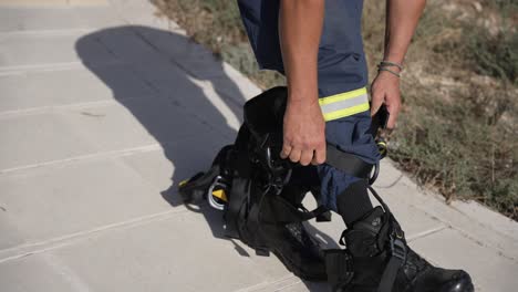 El-Bombero-Se-Pone-El-Arnés-De-Seguridad-Para-El-Ejercicio-De-Entrenamiento