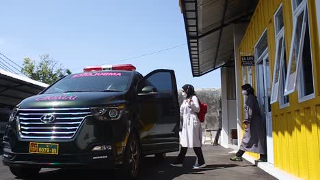 Médicos-Y-Enfermeras-Suben-A-La-Ambulancia-Para-Comprobar-El-Estado-De-Salud-Del-Paciente-Y-Recoger-Al-Paciente-Para-Llevarlo-Inmediatamente-Al-Hospital-Para-Un-Examen-Más-Detenido