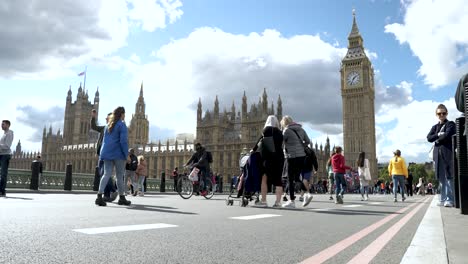 Vista-En-Cámara-Lenta-De-La-Gente-Caminando-Frente-Al-Big-Ben-Londres,-Reino-Unido