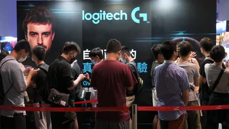 Chinesische-Besucher-Stehen-Während-Des-Computer--Und-Kommunikationsfestivals-In-Hongkong-In-Hongkong-Schlange,-Um-Den-Stand-Der-Logitech-marke-Zu-Betreten