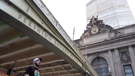 Cámara-Lenta-Grand-Central-Sign-Gente-Caminando-Por