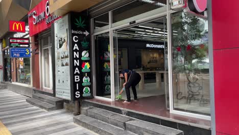 Nueva-Tienda-De-Cannabis-En-Silom,-Ciudad-De-Bangkok,-Tailandia