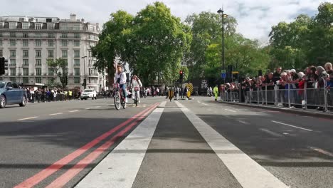 Las-Multitudes-Se-Alinean-En-Las-Calles-Frente-Al-Palacio-De-Buckingham-Para-Ver-Llegar-El-Coche-Fúnebre-De-La-Reina-Isabel.