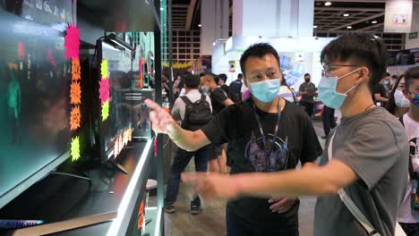 Chinesische-Käufer-Kaufen-Fernseher-Und-Monitore-Auf-Dem-Computer--Und-Kommunikationsfestival-In-Hongkong,-Während-Leute-In-Hongkong-Vergünstigte-Elektronische-Produkte-Wie-Festplatten-Und-Computer-Kaufen