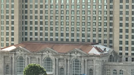 Zoom-De-La-Estación-Central-De-Michigan-Con-Antena-Del-Puente-Embajador-4k