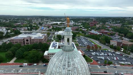 Toma-Aérea-Rotacional-De-La-Estatua-Del-&quot;hombre-Independiente&quot;-En-La-Cima-De-Providencia,-Cúpula-Del-Edificio-Del-Capitolio-De-Rhode-Island