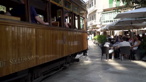 Die-Berühmte-Orange-Straßenbahn-Auf-Den-Straßen-Von-Port-De-Soller,-Spanien