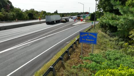 Willkommen-In-New-Hampshire-Schild-Entlang-Der-Stark-Befahrenen-Autobahn