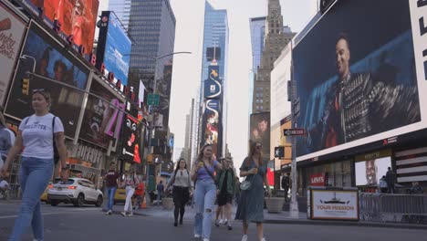 Gente-De-Times-Square-Cruzando-La-Calle