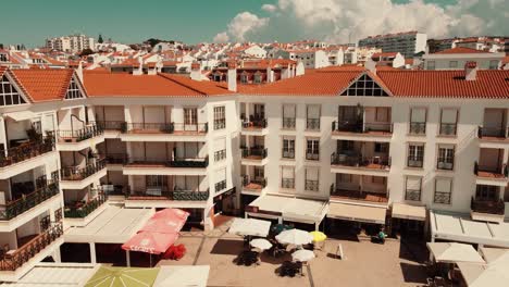 Disparo-De-Dronie,-Retírese-Del-Complejo-Que-Revela-El-Hermoso-Paisaje-Urbano-De-Ericeira,-Portugal