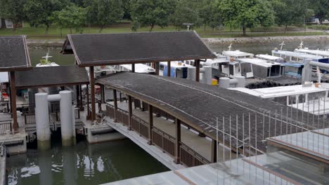 Panorama-Der-Anlegestelle-Und-Bumboats,-Die-Am-Fährterminal-Changi-Point-In-Singapur-Angedockt-Sind