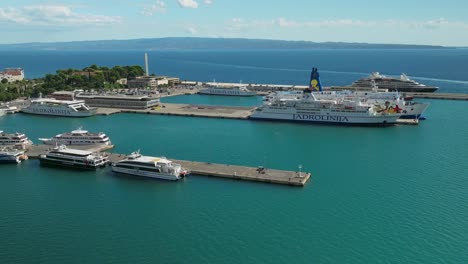 Luftaufnahme-Der-Fähre-Im-Hafen-Von-Split,-Kroatien