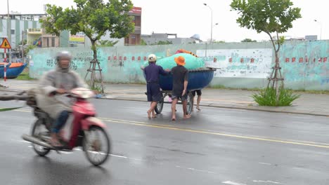 Personas-Que-Toman-Un-Bote-Pequeño-A-Un-Terreno-Más-Alto-Por-Carretera,-Evitan-Grandes-Olas-De-Tormenta-Tropical,-Ciudad-De-Da-Nang-Vietnam-Antes-Del-Tifón-Noru