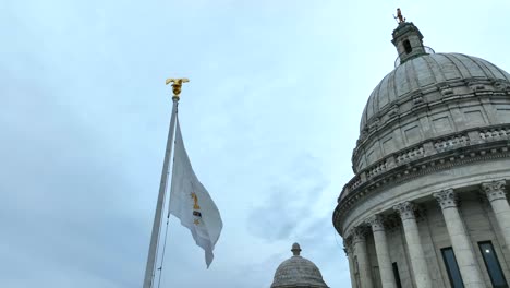 La-Bandera-De-Rhode-Island-Ondea-Frente-A-La-Cúpula-Del-Edificio-Del-Capitolio-Estatal-En-Providence