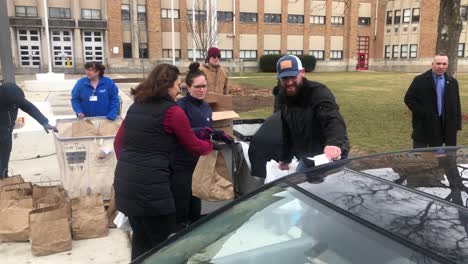 La-Gobernadora-De-Michigan,-Gretchen-Whitmer,-Repartiendo-Comida-Durante-La-Pandemia-De-Covid-19-En-Lansing,-Michigan-En-Una-Escuela