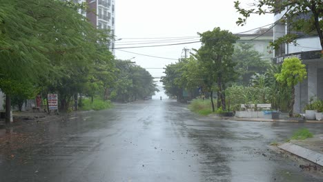 Fuerte-Viento-Y-Fuertes-Lluvias-En-La-Calle-En-El-Barrio-Residencial-De-La-Ciudad-De-Da-Nang,-Vietnam,-Justo-Antes-Del-Tifón-Noru