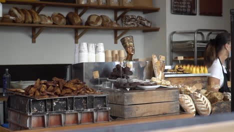 Eine-Verkäuferin,-Die-Schwarzbrot-In-Der-Bäckerei-Verkauft