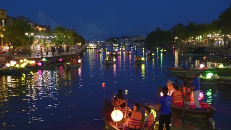 Paseos-En-Barco-Turístico-Por-El-Río-Iluminado-Por-Faroles-De-Colores,-Hoi-An-Old-Town