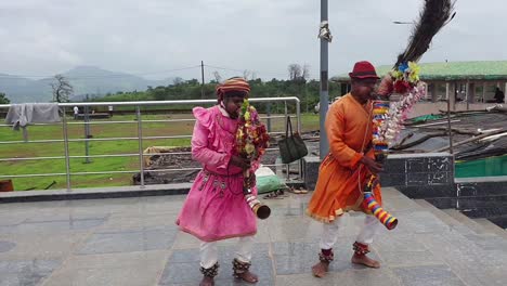 Video-De-Primer-Plano-De-Músicos-Tribales-Tocando-Tarpa-O-Instrumento-Musical-Tribal-Pavri-En-La-Estación-De-La-Colina-De-Saputara-En-Gujarat