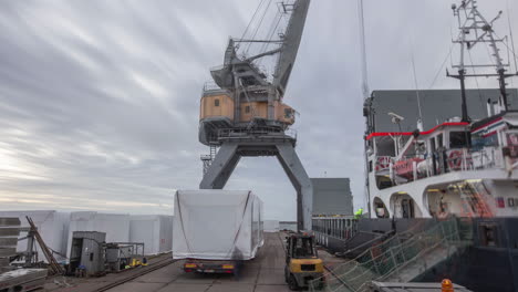 Hafenkran-Beim-Beladen-Eines-Frachtschiffs-Bei-Einer-Hafengesellschaft-In-Liepāja,-Lettland