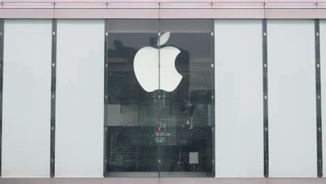 Los-Clientes-Tecnológicos-Suben-Las-Escaleras-Mientras-Compran-En-La-Tienda-Oficial-De-Apple-En-Hong-Kong