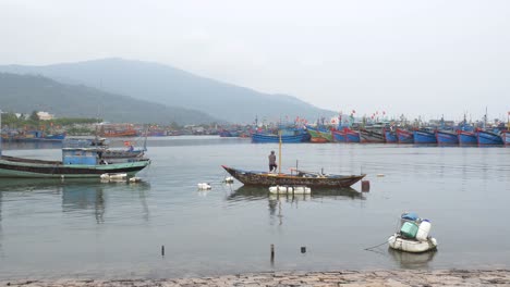 Barcos-Tradicionales-En-El-Puerto-Pesquero-En-Un-Día-Lluvioso-Oscuro,-Temporada-De-Monzones-Antes-De-La-Tormenta-Tropical