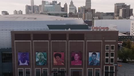 Little-Caesars-Arena-Mural-En-El-Lateral-Y-Revelar-Detroit