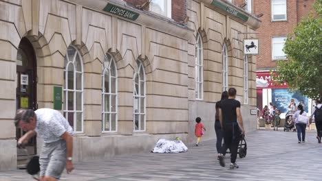 Centro-De-La-Ciudad-De-Chelmsford-Con-Lloyds-Bank,-Una-Persona-Sin-Hogar-Y-Un-Comprador-Caminando