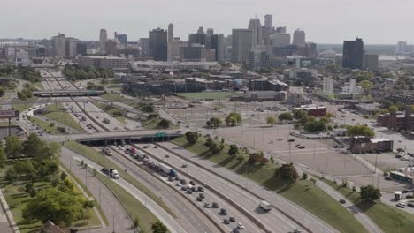 Verkehr-Auf-Der-Interstate-94-In-Detroit-Antenne-4k